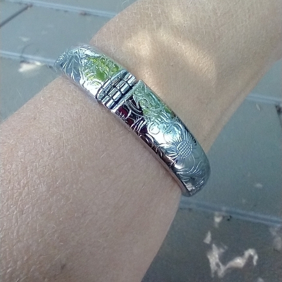 Women's hinged silver tone bracelet missing chain. - Picture 4 of 4